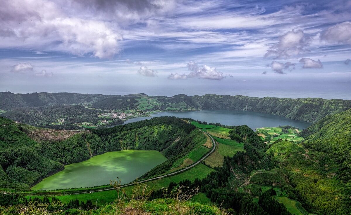 Azoren Backpacking - Landschaft mit See im Vulkankrater