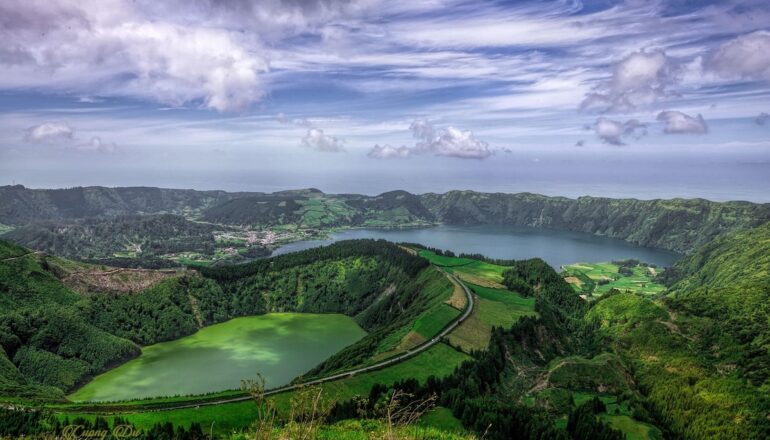 Azoren Backpacking - Landschaft mit See im Vulkankrater